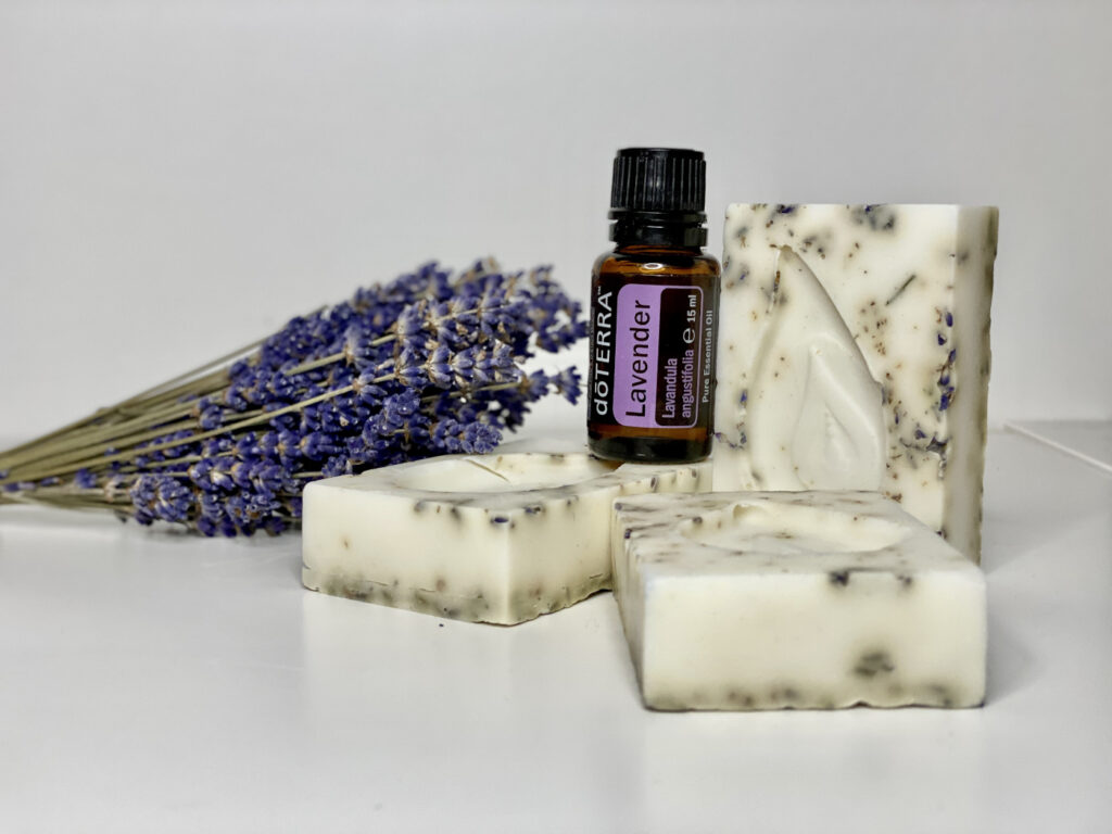 Lavendel Seife selber machen, frei von Schadstoffen sein und die enthaltenen ätherischen Öle mehr als nur gut duften.